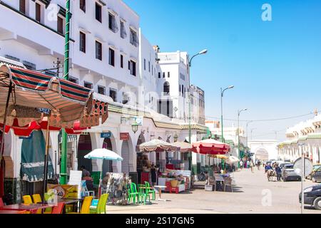 Am 6. August 2024 in Moulay Idriss, Marokko, ist der Hauptplatz der Stadt in der lebhaften Medina mit seinem geschäftigen Markt Stockfoto