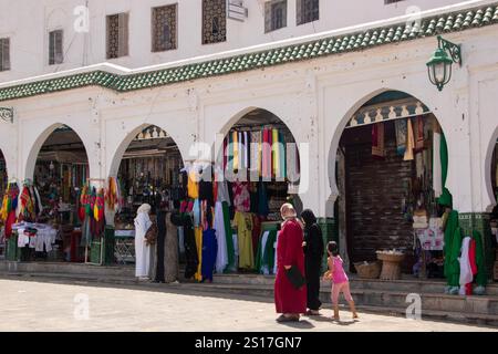 Am 6. August 2024 in Moulay Idriss, Marokko, ist der Hauptplatz der Stadt in der lebhaften Medina mit seinem geschäftigen Markt Stockfoto