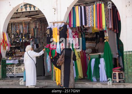 Am 6. August 2024 in Moulay Idriss, Marokko, ist der Hauptplatz der Stadt in der lebhaften Medina mit seinem geschäftigen Markt Stockfoto