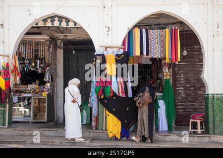 Am 6. August 2024 in Moulay Idriss, Marokko, ist der Hauptplatz der Stadt in der lebhaften Medina mit seinem geschäftigen Markt Stockfoto