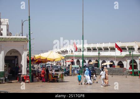 Am 6. August 2024 in Moulay Idriss, Marokko, ist der Hauptplatz der Stadt in der lebhaften Medina mit seinem geschäftigen Markt Stockfoto