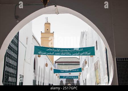 In Moulay Idriss, Marokko, am 06.08.2024, der Haupteingang zum Zawiya, einem religiösen Komplex mit einem Mausoleum mit dem Grab von Idris I. A. Stockfoto