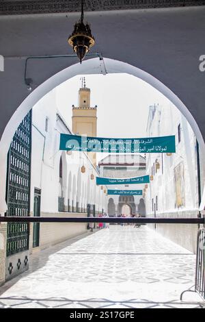 In Moulay Idriss, Marokko, am 06.08.2024, der Haupteingang zum Zawiya, einem religiösen Komplex mit einem Mausoleum mit dem Grab von Idris I. A. Stockfoto