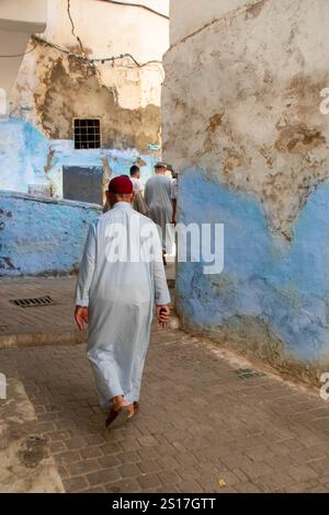 In Moulay Idriss, Marokko, am 06.08.2024, ein Mann mit traditioneller Kleidung in einer Straße der alten Medina Stockfoto