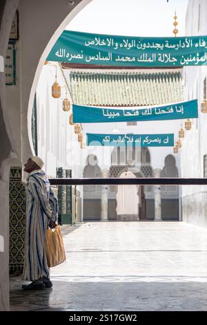 In Moulay Idriss, Marokko, am 06.08.2024, der Haupteingang zum Zawiya, einem religiösen Komplex mit einem Mausoleum mit dem Grab von Idris I. A. Stockfoto