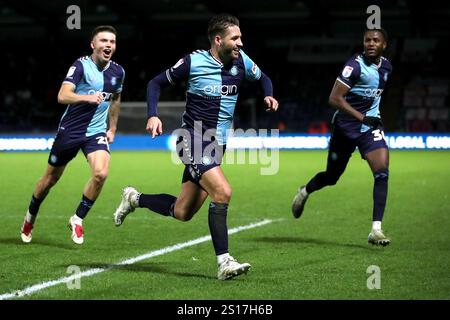 Luke Leahy (Mitte) der Wycombe Wanderers feiert, nachdem er während des Spiels der Sky Bet League One im Adams Park, High Wycombe, das erste Tor des Spiels erzielt hat. Bilddatum: Mittwoch, 1. Januar 2025. Stockfoto