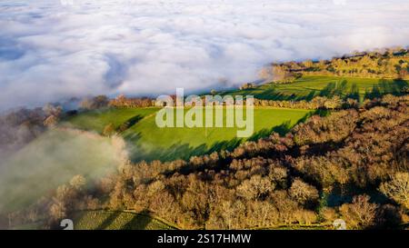 Drohnenaufnahme von tief liegendem Nebel, der ländliche Ackerflächen und Felder bedeckt (Brecon Beacons) Stockfoto