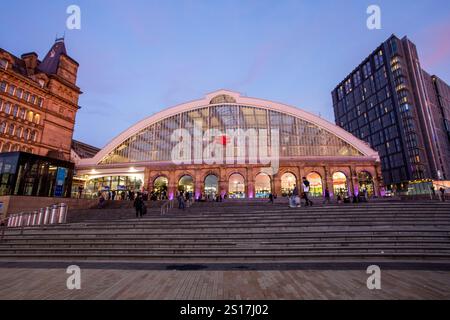Liverpool Lime Street Station beleuchtet am frühen Abend im Winterlicht Stockfoto