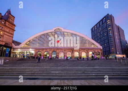 Liverpool Lime Street Station beleuchtet am frühen Abend im Winterlicht Stockfoto