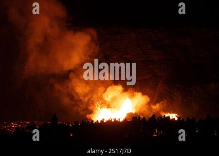 Big Island, Hawaii, USA. Dezember 2024 30. Besucher beobachten die feurige Ausstellung vom Rand des Halemaumau Kraters auf dem Gipfel von Kilauea im Hawaii Volcanoes National Park, kurz nach Sonnenuntergang. Die am 23. Dezember beginnende Eruption formiert den Kraterboden mit geschmolzener Lava. (Kreditbild: © Laurel Smith/ZUMA Press Wire) NUR REDAKTIONELLE VERWENDUNG! Nicht für kommerzielle ZWECKE! Stockfoto