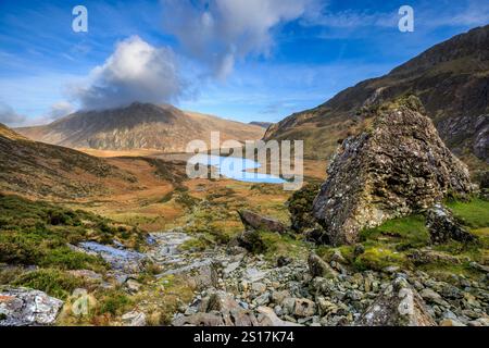 Der felsige Pfad von der Teufelsküche nach Llyn Idwal mit dem Berg Pen yr Ole Wen im Hintergrund, Snowdonia, Conwy, Nordwales Stockfoto