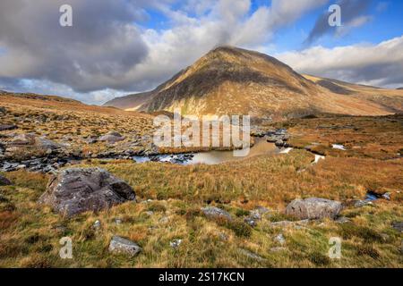 Afon Idwal fließt in Richtung Pen yr Ole Wen Mountain, Snowdonia, Nordwales Stockfoto