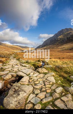 Der Steinweg von Llyn Idwal nach Llyn Ogwen mit dem Tryfan Mountain im Hintergrund, Snowdonia, Nordwales Stockfoto