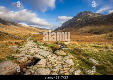 Der Steinweg von Llyn Idwal nach Llyn Ogwen mit dem Tryfan Mountain im Hintergrund, Snowdonia, Nordwales Stockfoto