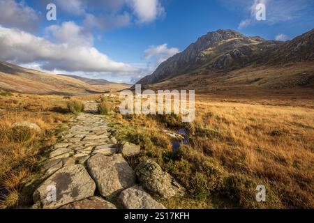 Der Steinweg von Llyn Idwal nach Llyn Ogwen mit dem Tryfan Mountain im Hintergrund, Snowdonia, Nordwales Stockfoto