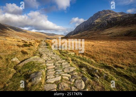 Der Steinweg von Llyn Idwal nach Llyn Ogwen mit dem Tryfan Mountain im Hintergrund, Snowdonia, Nordwales Stockfoto