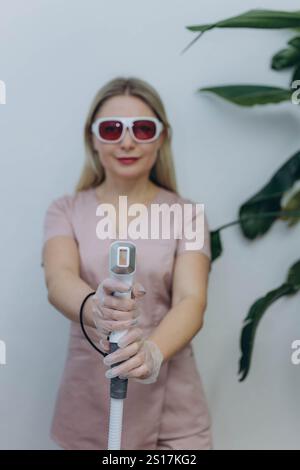 Laserhaarentfernungsspezialist mit Lasergerät während einer Schönheitsbehandlung. Hochwertige Fotos Stockfoto