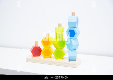Blöcke in verschiedenen Farben auf einem weißen Tisch angeordnet, Spielzeug für Kinder Stockfoto