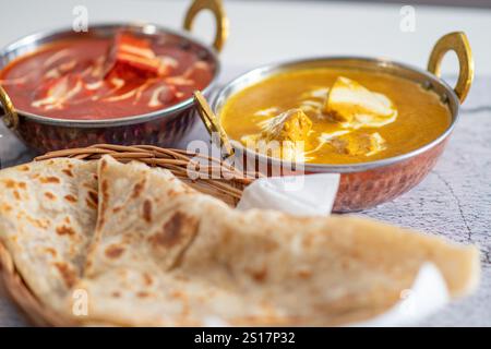 Indisches Essen Thali kombiniert indische Gerichte mit Huhn, Fleisch, Roti, Reis und Salat. Indische Essenskombinationen. Kopierraum Stockfoto