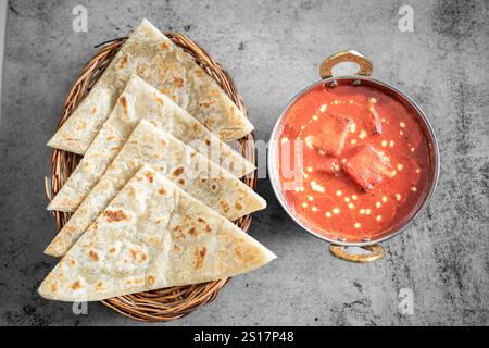 Indisches Essen Thali kombiniert indische Gerichte mit Huhn, Fleisch, Roti, Reis und Salat. Indische Essenskombinationen. Kopierraum Stockfoto