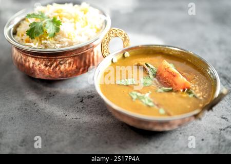 Indisches Essen Thali kombiniert indische Gerichte mit Huhn, Fleisch, Roti, Reis und Salat. Indische Essenskombinationen. Kopierraum Stockfoto