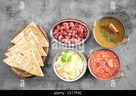 Indisches Essen Thali kombiniert indische Gerichte mit Huhn, Fleisch, Roti, Reis und Salat. Indische Essenskombinationen. Kopierraum Stockfoto