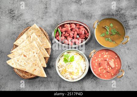 Indisches Essen Thali kombiniert indische Gerichte mit Huhn, Fleisch, Roti, Reis und Salat. Indische Essenskombinationen. Kopierraum Stockfoto