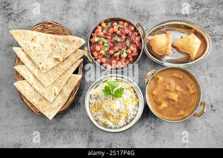 Indisches Essen Thali kombiniert indische Gerichte mit Huhn, Fleisch, Roti, Reis und Salat. Indische Essenskombinationen. Kopierraum Stockfoto