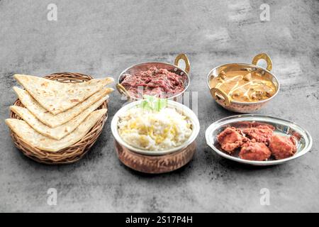 Indisches Essen Thali kombiniert indische Gerichte mit Huhn, Fleisch, Roti, Reis und Salat. Indische Essenskombinationen. Kopierraum Stockfoto