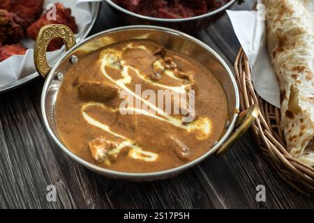 Indisches Essen Thali kombiniert indische Gerichte mit Huhn, Fleisch, Roti, Reis und Salat. Indische Essenskombinationen. Kopierraum Stockfoto