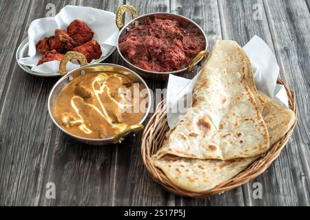 Indisches Essen Thali kombiniert indische Gerichte mit Huhn, Fleisch, Roti, Reis und Salat. Indische Essenskombinationen. Kopierraum Stockfoto