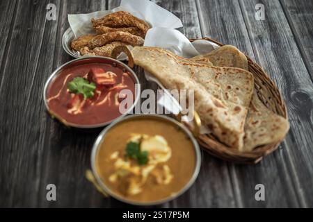 Indisches Essen Thali kombiniert indische Gerichte mit Huhn, Fleisch, Roti, Reis und Salat. Indische Essenskombinationen. Kopierraum Stockfoto