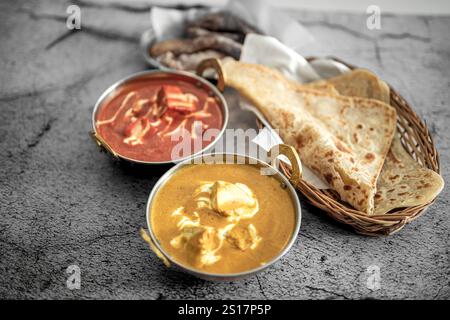 Indisches Essen Thali kombiniert indische Gerichte mit Huhn, Fleisch, Roti, Reis und Salat. Indische Essenskombinationen. Kopierraum Stockfoto