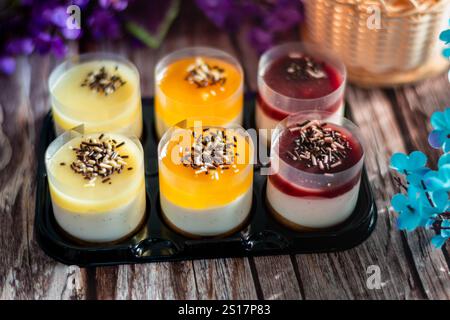 Ein köstlicher farbenfroher Obstelchkuchen. Hausgemachte Mousse aus Mango, Erdbeeren und Himbeeren. Gelee, süß pastries.dessert Stockfoto