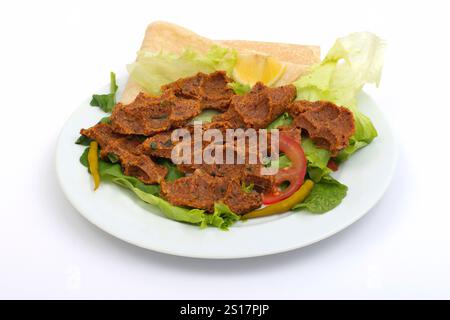 CIG Kofte ist ein traditionelles türkisches Gericht aus fein gemahlenem Bulgur. Stockfoto