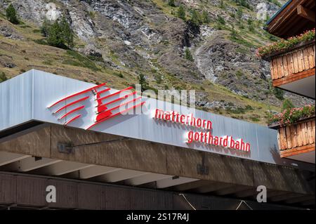 Zermatt, Schweiz - 22. September 2024: Schild zum Bahnhof Matterhorn Gotthardbahn in Zermatt Stockfoto