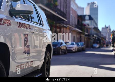 New Orleans, Usa. Januar 2025. Ein Fahrzeug der Louisiana State Police blockiert das Gebiet an der Bourbon Street, wo ein Mann am frühen Morgen des Mittwochs, 1. Januar 2025, in New Orleans, Louisiana einen Lastwagen in eine Menschenmenge am Rande des French Quarter rampelte. Mindestens 10 Menschen wurden getötet und 35 verletzt. Das FBI untersucht es als terroristischen Akt. Foto: Bonnie Cash/UPI Credit: UPI/Alamy Live News Stockfoto