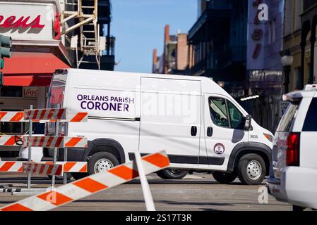 New Orleans, Usa. Januar 2025. Der Orleans Parish Coroner van fährt in die Gegend an der Canal Street und Bourbon Street, wo ein Mann am frühen Morgen des Mittwoch, 1. Januar 2025, in New Orleans, Louisiana, einen Lastwagen in eine Menschenmenge am Rande des French Quarter rampte. Mindestens 10 Menschen wurden getötet und 35 verletzt. Das FBI untersucht es als terroristischen Akt. Foto: Bonnie Cash/UPI Credit: UPI/Alamy Live News Stockfoto