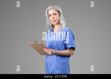Erfahrenes medizinisches Fachpersonal mit einem Klemmbrett in einer isolierten Umgebung Stockfoto