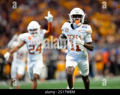 Atlanta, Georgia, USA. Januar 2025. Der Texas Wide Receiver Silas Bolden (11) erzielte einen Touchdown auf einem 75-Yard-Punt-Return während des ersten Viertels des Peach Bowl CFP-College-Footballspiels am 1. Januar 2025 in Atlanta, Georgia. (Kreditbild: © Scott Coleman/ZUMA Press Wire) NUR REDAKTIONELLE VERWENDUNG! Nicht für kommerzielle ZWECKE! Stockfoto
