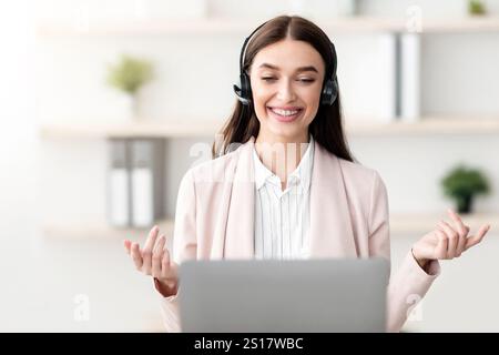 Videoanrufe Der Managerin Im Gespräch Mit Dem Laptop Mit Headset Im Innen-Bereich Stockfoto