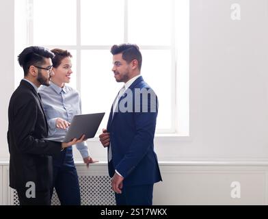 Kollegen in Gespräch im Büro in der Nähe der Fenster Stockfoto