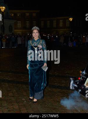 Kopenhagen, Dänemark. Januar 2025. 01.01.2010 KOPENHAGEN DENMARKDänisches Königshaus: Das Königspaar Frederik und Maria halten im Königspalast Amalienborg ein Silvesteressen und einen Tisch für die Regierung, den Sprecher des Folketing, Vertreter des offiziellen Dänemark 2025. Bild: Königin Maria von Dänemark Ankunft zum Abendessen. FOTO: Stefan Lindblom/TT-Code 20116 Credit: TT News Agency/Alamy Live News Stockfoto