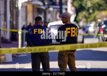 New Orleans, Usa. Januar 2025. FBI-Agenten untersuchen das Gebiet, in dem ein Mann am Rande des French Quarter in New Orleans, Louisiana, in den frühen Morgenstunden des Mittwoch, 1. Januar 2025, einen Lastwagen in eine Menschenmenge rampte. Mindestens 10 Menschen wurden getötet und 35 verletzt. Das FBI untersucht es als terroristischen Akt. Foto: Bonnie Cash/UPI Credit: UPI/Alamy Live News Stockfoto