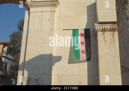 Damaskus Sham, Syrien. Januar 2025. Baab al Sharqi Gate, Damaskus, Syrien, 1. Januar 2025. Seit dem Sturz des Regimes von Baschar al Assad am 8. Dezember 2024 verbreitet die neue Regierung überall im Land neue syrische Flaggen mit drei Sternen, da die Symbole von Assads Regime zerstört wurden. (ELISA Gestri/ Credit: SIPA USA/Alamy Live News Stockfoto