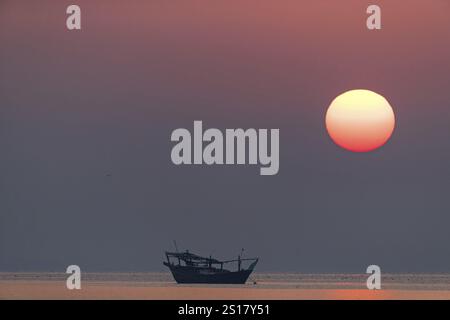 Landschaft, Oman, Boot, Fischerboot, Sonnenuntergang, Gewässer Ø Ù„Ø³ÙˆÙŠØ­Ù„, Al Wusta Governo, Al Wusta Governorate, Oman, Asien Stockfoto