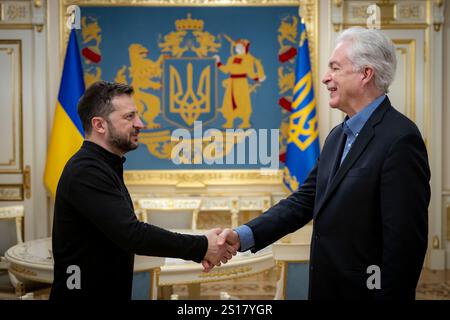 Kiew, Ukraine. Dezember 2024. Der ukrainische Präsident Wolodymyr Zelenskyj, links, begrüßt CIA-Direktor Bill Burns, rechts, bei seinem letzten Besuch als Direktor der Zentralen Nachrichtenagentur im Mariinskyi-Palast am 21. Dezember 2024 in Kiew, Ukraine. Kredit: Ukrainischer Ratsvorsitz/Pressestelle Des Ukrainischen Präsidenten/Alamy Live News Stockfoto