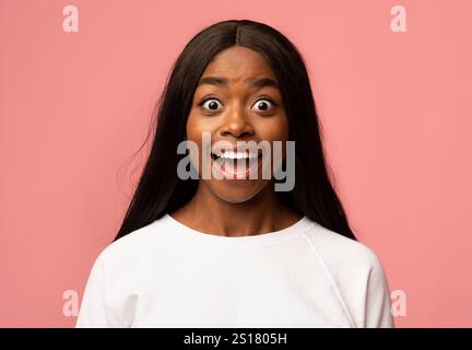 Überraschte schwarze Dame, die die Kamera ansah, Nahaufnahme Stockfoto