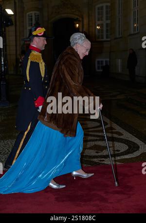 Kopenhagen, Dänemark. Januar 2025. 01.01.2010 KOPENHAGEN DENMARKDänisches Königshaus: Das Königspaar Frederik und Maria halten im Königspalast Amalienborg ein Silvesteressen und einen Tisch für die Regierung, den Sprecher des Folketing, Vertreter des offiziellen Dänemark 2025. Bild: Alte Königin Margrethe von Dänemark Ankunft zum Abendessen. FOTO: Stefan Lindblom/TT-Code 20116 Credit: TT News Agency/Alamy Live News Stockfoto