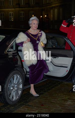 Kopenhagen, Dänemark. Januar 2025. 01.01.2010 KOPENHAGEN DENMARKDänisches Königshaus: Das Königspaar Frederik und Maria halten im Königspalast Amalienborg ein Silvesteressen und einen Tisch für die Regierung, den Sprecher des Folketing, Vertreter des offiziellen Dänemark 2025. Bild: Prinzessin Benedikte von Dänemark Ankunft zum Abendessen. FOTO: Stefan Lindblom/TT-Code 20116 Credit: TT News Agency/Alamy Live News Stockfoto